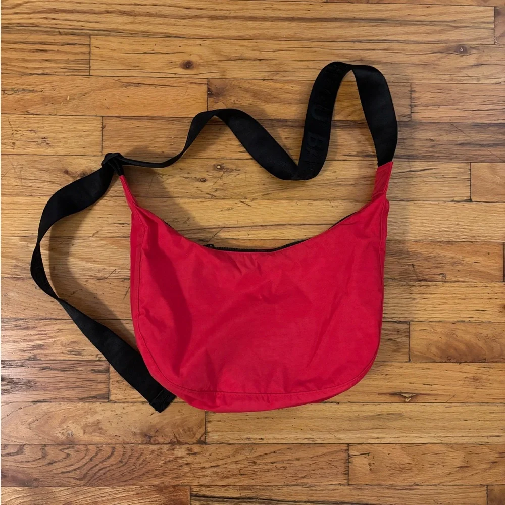 Baggu medium crescent in candy apple red - Picture 2 of 5